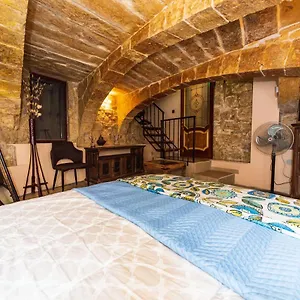 valletta-traditional-townhouse.qawrahotelsmalta.org/
