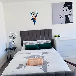 Modern In A 4 Bedroom Flat In London, Shared Bathroom! Habitación en casa particular Londres